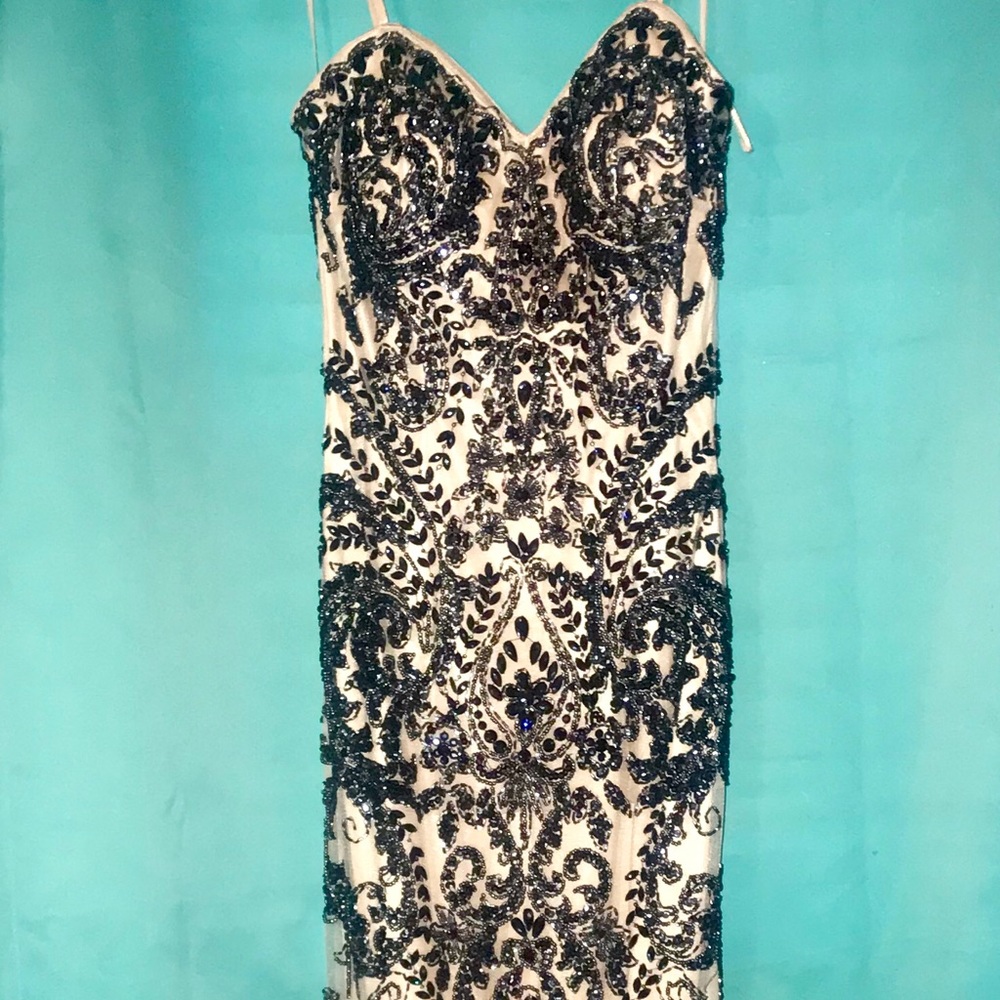Beautiful beaded formal dress - Picture 2 of 5